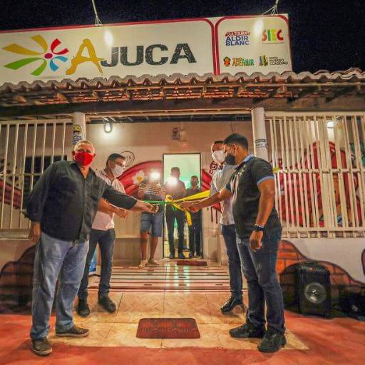 Faustino Junior a cortar a fita na inauguração da reforma estrutural da Associação da Juventude de Castelo do Piauí (AJUCA).